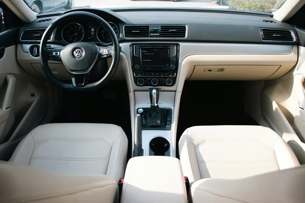 Habitacle de Volkswagen Passat avec le sélecteur de vitesses P R N D S sur la console centrale